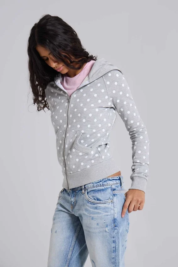 Sudadera con capucha gris de lunares