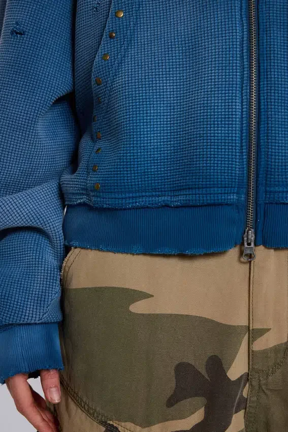 Sudadera con capucha «Monster» de tejido de gofre con tachuelas y efecto descolorido
