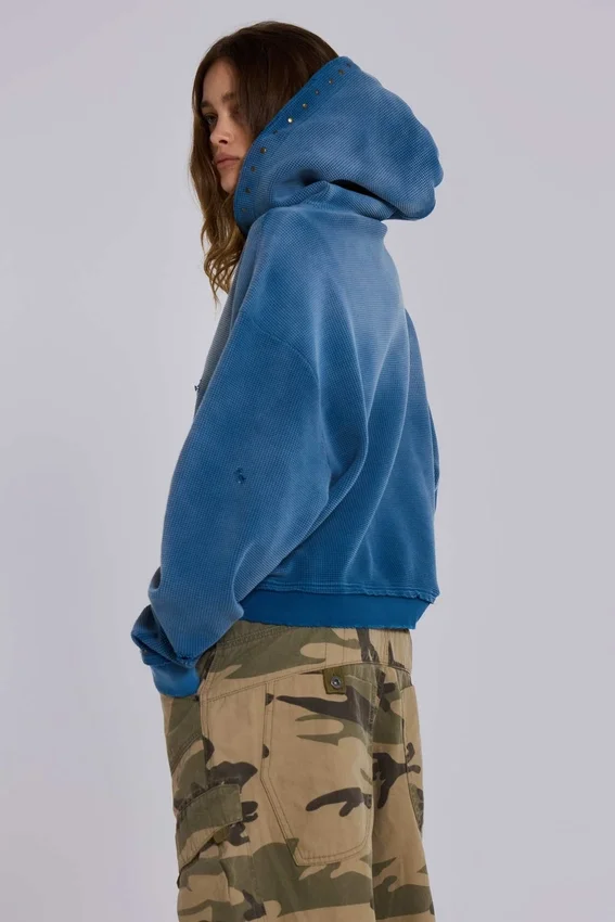 Sudadera con capucha «Monster» de tejido de gofre con tachuelas y efecto descolorido