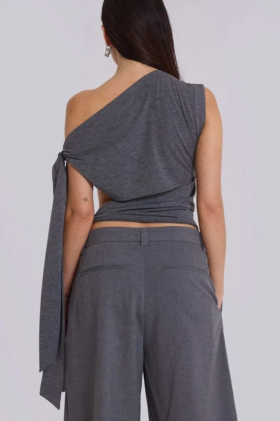 Top asimétrico Mena en gris