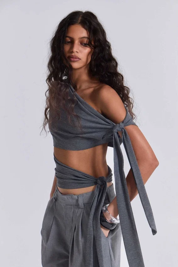 Top asimétrico Mena en gris