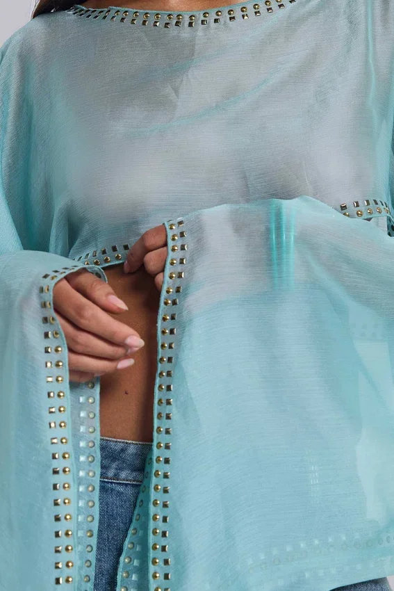 Top tipo capa con tachuelas Lunet