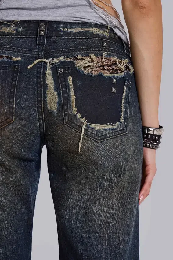 Vaqueros bootcut de talle bajo con encaje desgastado «Tori»
