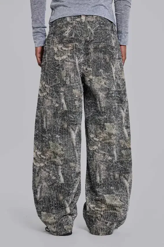 Vaqueros Colossus Jeans con estampado de camuflaje «Woodland» en tejido punzonado
