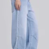 Vaqueros «Colossus Jeans» con tachuelas en lavado azul claro