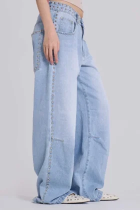 Vaqueros «Colossus Jeans» con tachuelas en lavado azul claro