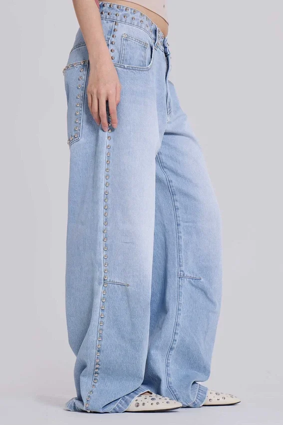 Vaqueros «Colossus Jeans» con tachuelas en lavado azul claro