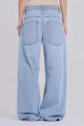 Vaqueros «Colossus Jeans» con tachuelas en lavado azul claro