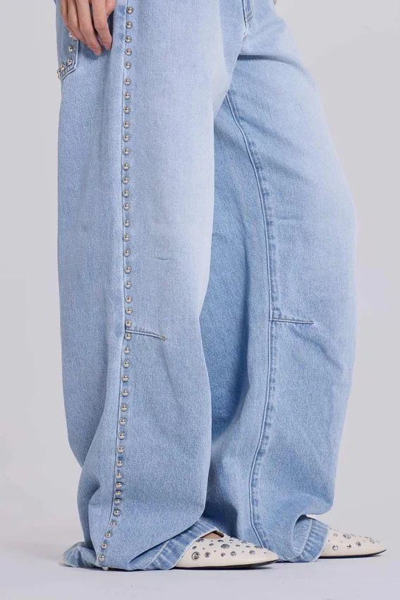 Vaqueros «Colossus Jeans» con tachuelas en lavado azul claro