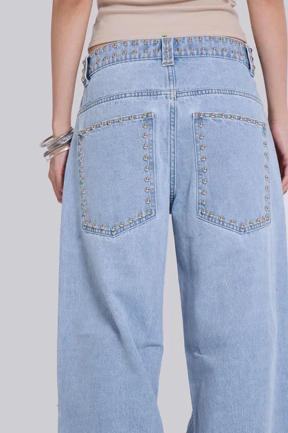 Vaqueros «Colossus Jeans» con tachuelas en lavado azul claro
