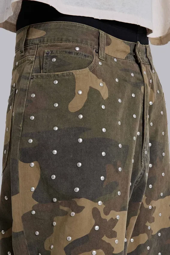 Vaqueros Colossus XL con tachuelas y estampado de camuflaje