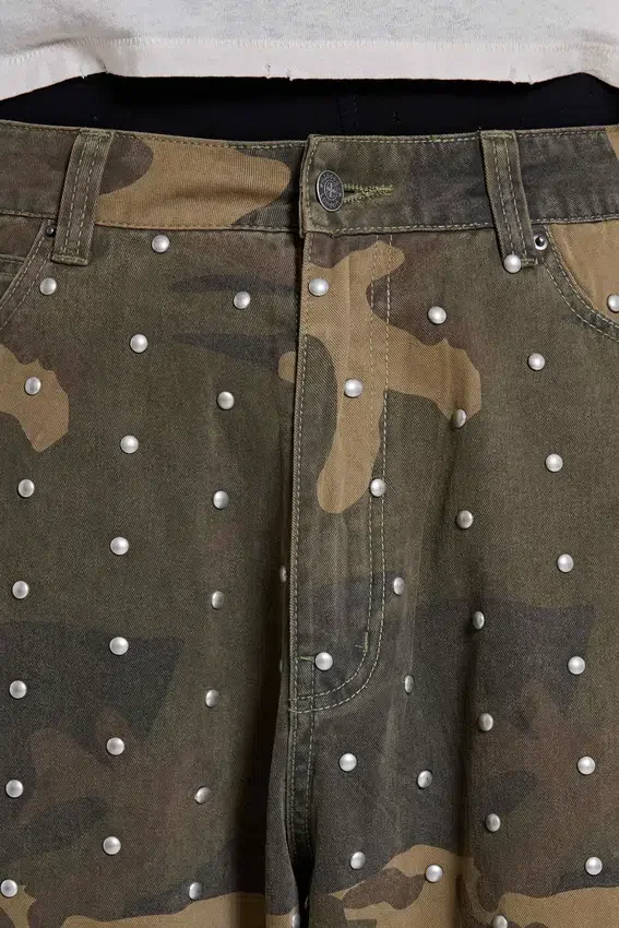 Vaqueros Colossus XL con tachuelas y estampado de camuflaje