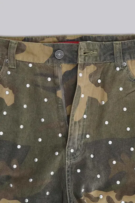 Vaqueros Colossus XL con tachuelas y estampado de camuflaje