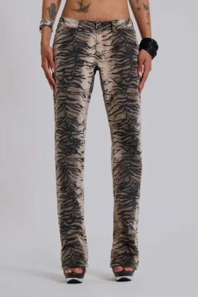Vaqueros «Leona» de corte acampanado en color «Cooper» con estampado de tigre