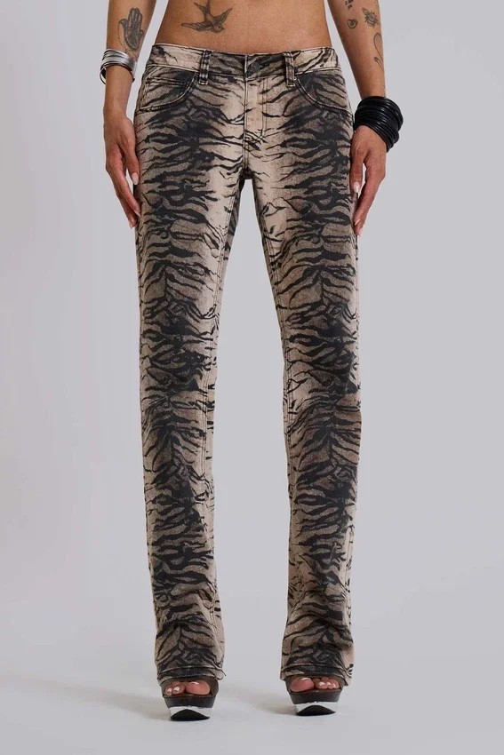 Vaqueros «Leona» de corte acampanado en color «Cooper» con estampado de tigre