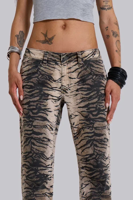 Vaqueros «Leona» de corte acampanado en color «Cooper» con estampado de tigre