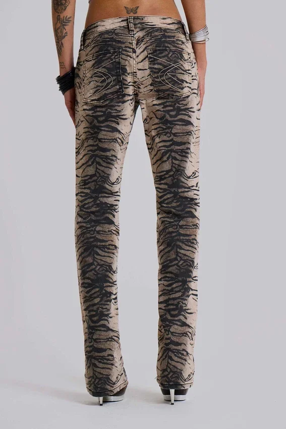 Vaqueros «Leona» de corte acampanado en color «Cooper» con estampado de tigre