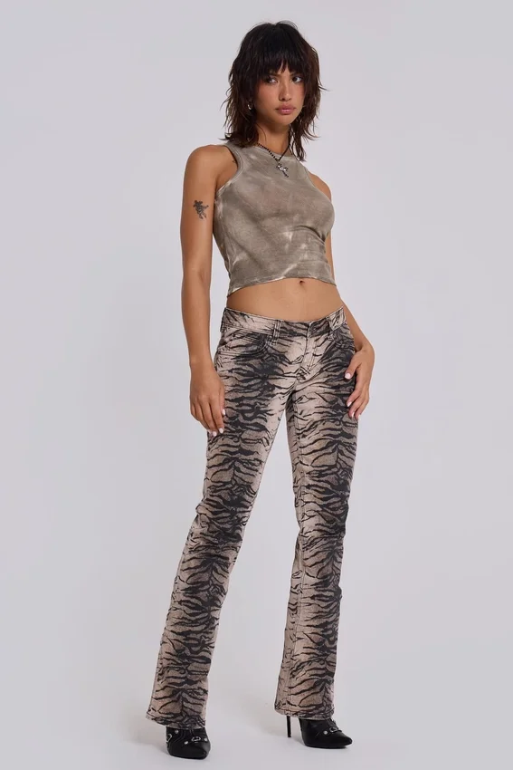 Vaqueros «Leona» de corte acampanado en color «Cooper» con estampado de tigre