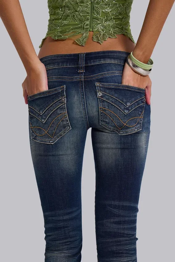 Vaqueros pitillo de talle bajo con corte acampanado «Kelsey» en lavado oscuro
