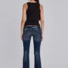 Vaqueros pitillo de talle bajo con corte acampanado «Kelsey» en lavado oscuro