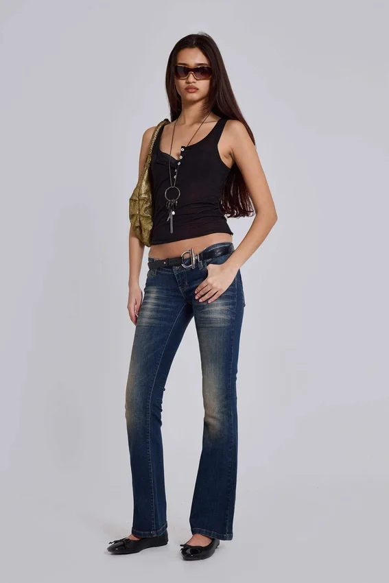 Vaqueros pitillo de talle bajo con corte acampanado «Kelsey» en lavado oscuro