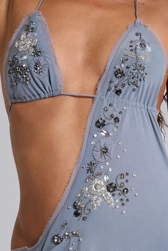 Vestido largo asimétrico con pedrería cosida a mano «Brisa»