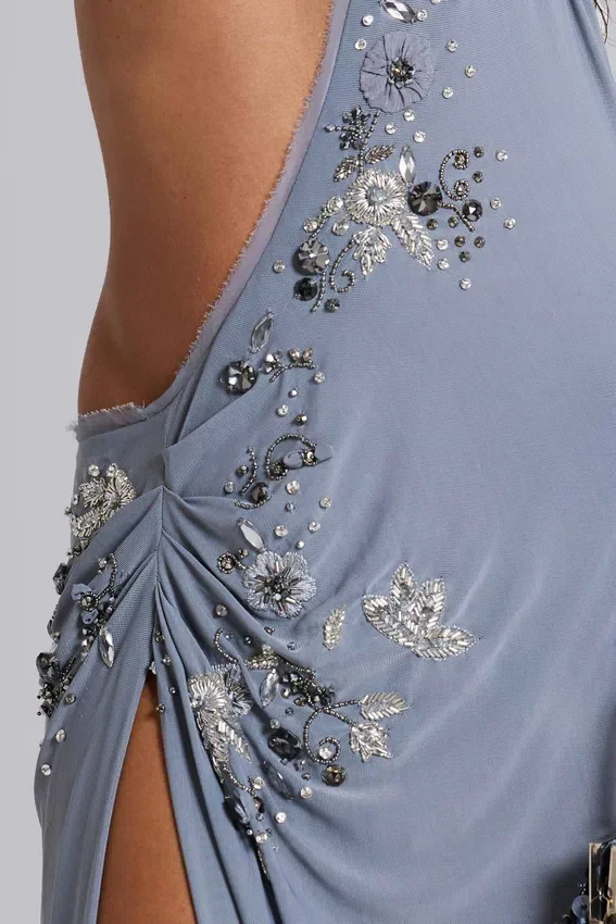 Vestido largo asimétrico con pedrería cosida a mano «Brisa»