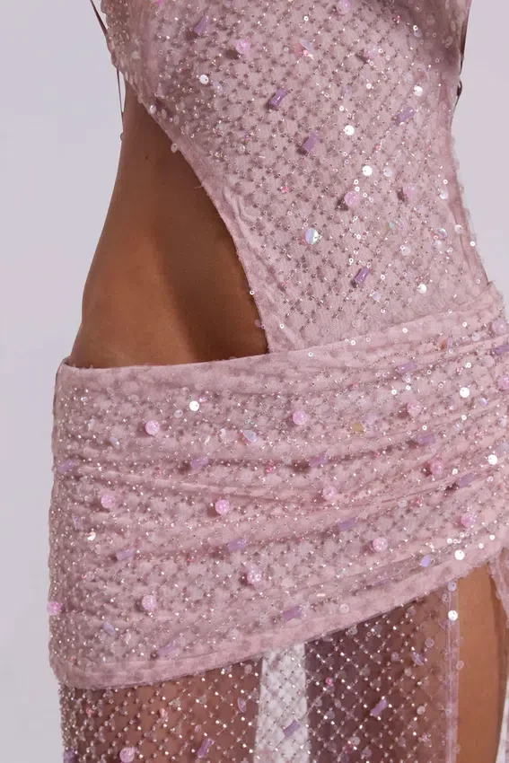 Vestido largo asimétrico «Stellar» con abalorios cosidos a mano en rosa