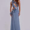 Vestido largo con aberturas y plumas de Noctelle