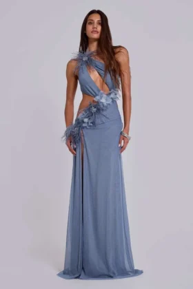 Vestido largo con aberturas y plumas de Noctelle
