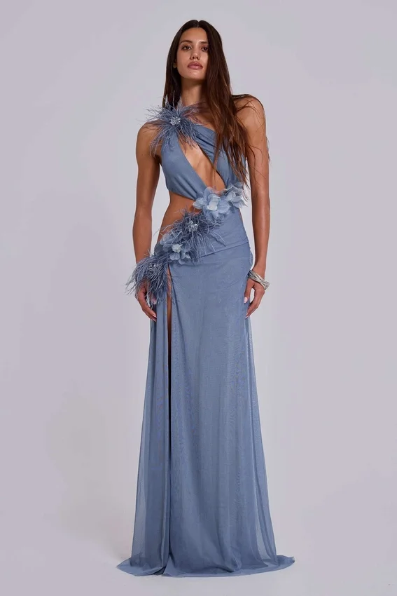 Vestido largo con aberturas y plumas de Noctelle
