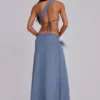 Vestido largo con aberturas y plumas de Noctelle