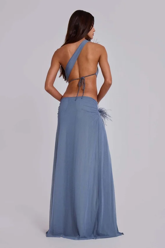 Vestido largo con aberturas y plumas de Noctelle