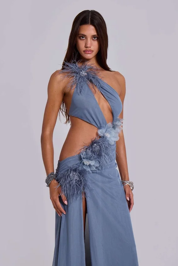 Vestido largo con aberturas y plumas de Noctelle