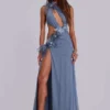 Vestido largo con aberturas y plumas de Noctelle