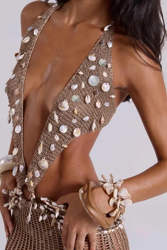 Vestido largo de croché «Vida» con espalda descubierta y conchas
