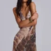 Vestido largo de gasa con cuello vuelto y espalda descubierta «Alameda» metalizado