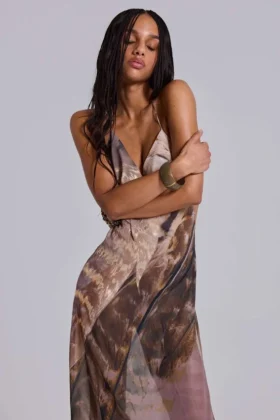 Vestido largo de gasa con cuello vuelto y espalda descubierta «Alameda» metalizado