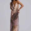 Vestido largo de gasa con cuello vuelto y espalda descubierta «Alameda» metalizado