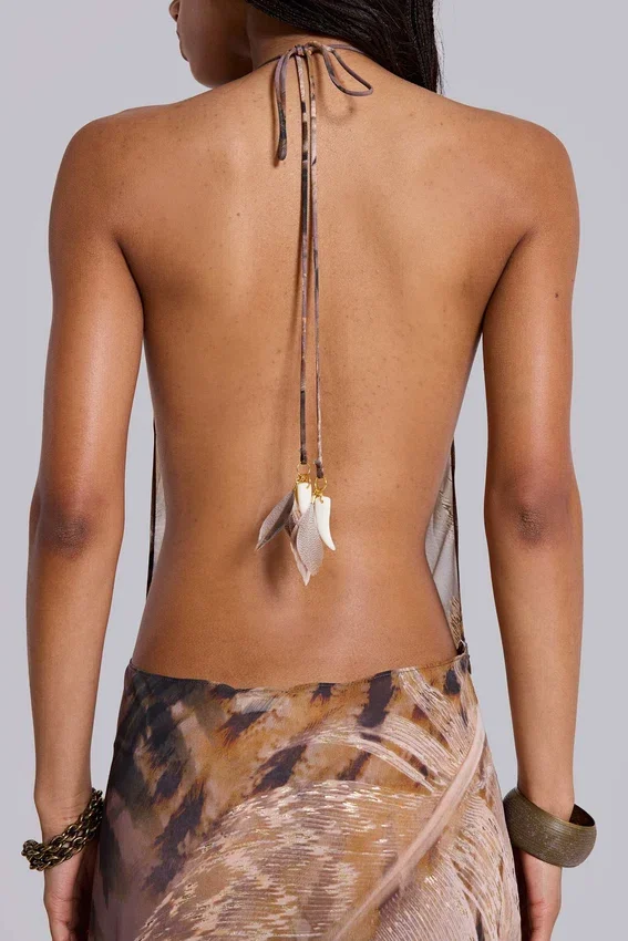 Vestido largo de gasa con cuello vuelto y espalda descubierta «Alameda» metalizado