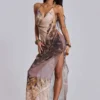 Vestido largo de gasa con cuello vuelto y espalda descubierta «Alameda» metalizado