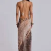 Vestido largo de gasa con cuello vuelto y espalda descubierta «Alameda» metalizado