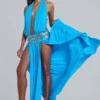 Vestido largo sin espalda con adornos hechos a mano de Irvin