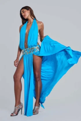 Vestido largo sin espalda con adornos hechos a mano de Irvin
